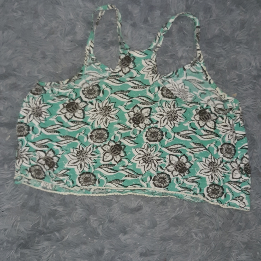 ⭐️Floral crop top w/ racer back. Totally cute! Final price! Price firm! - Picture 4 of 6